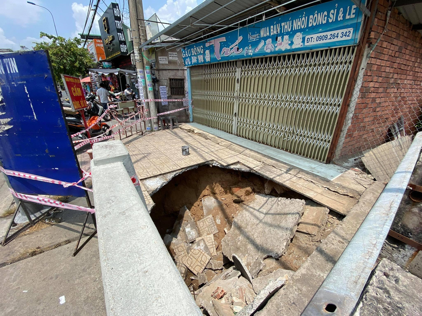 Ngôi nhà bên cạnh cũng bị ảnh hưởng. Ngôi nhà bên cạnh cũng bị ảnh hưởng.