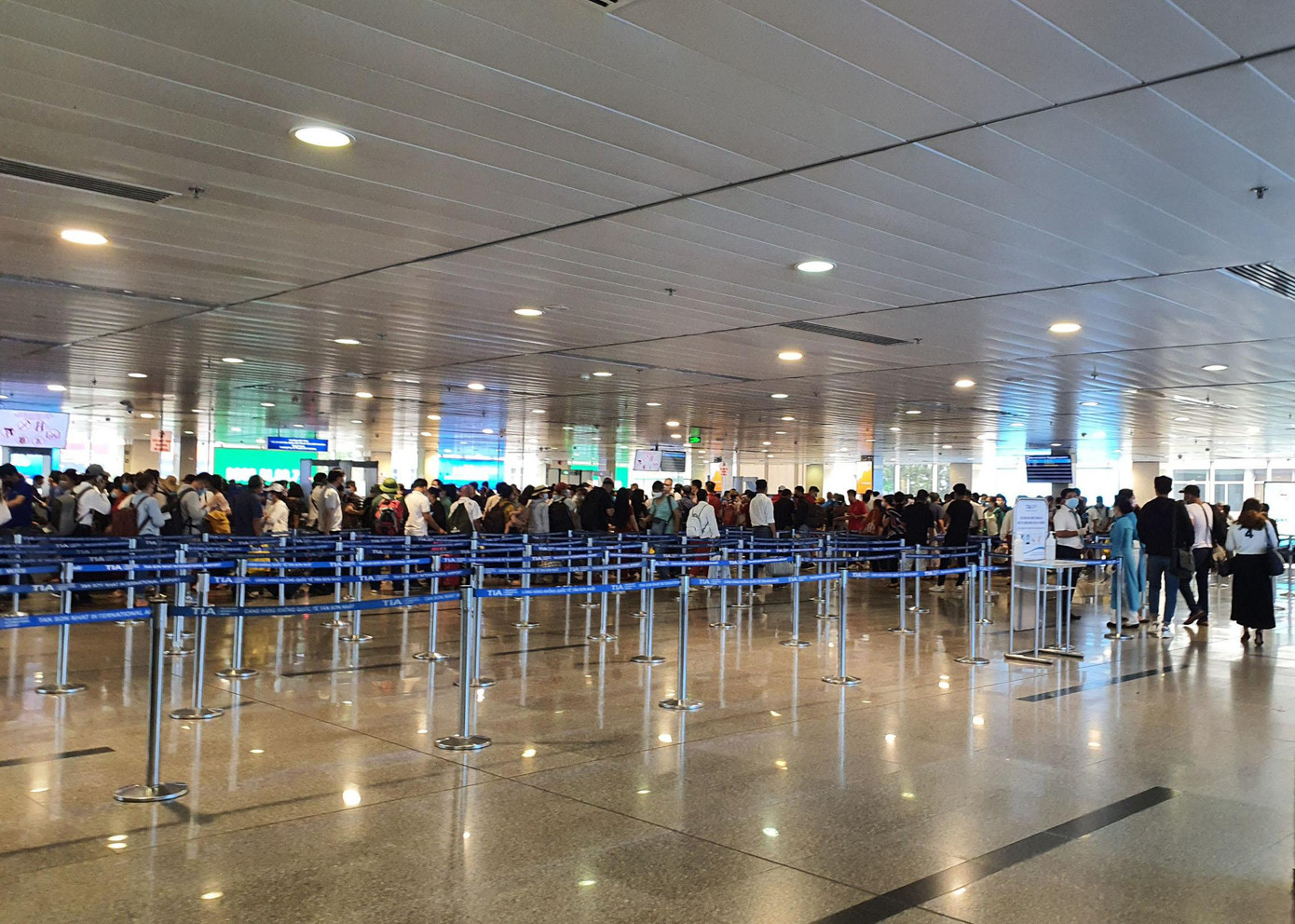 Khu vực soi chiếu an ninh ở sân bay Tân Sơn Nhất đã thông thoáng hơn. Khu vực soi chiếu an ninh ở sân bay Tân Sơn Nhất đã thông thoáng hơn.