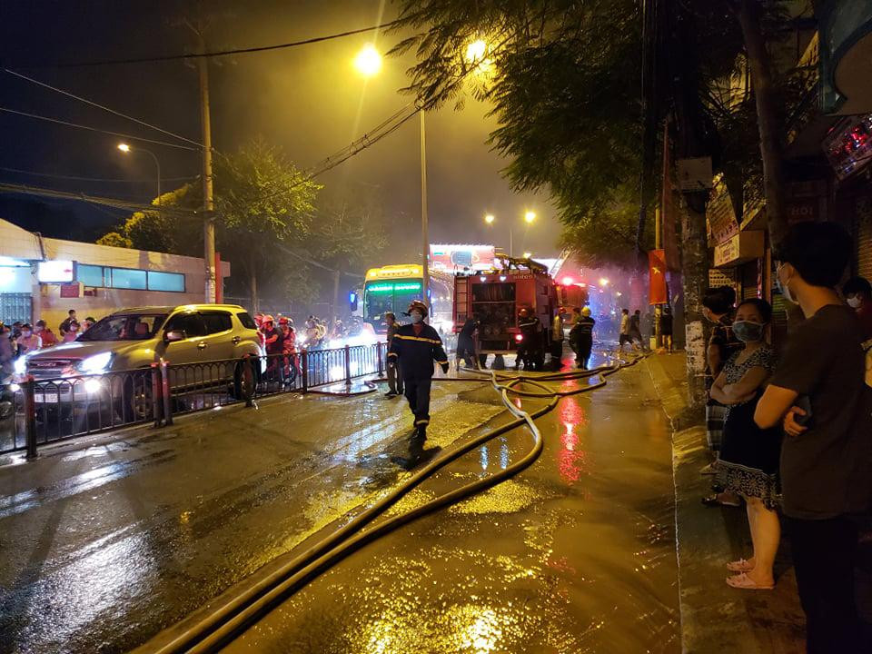 Cơ quan chức năng phong tỏa tuyến đường qua hiện trường để dập lửa.