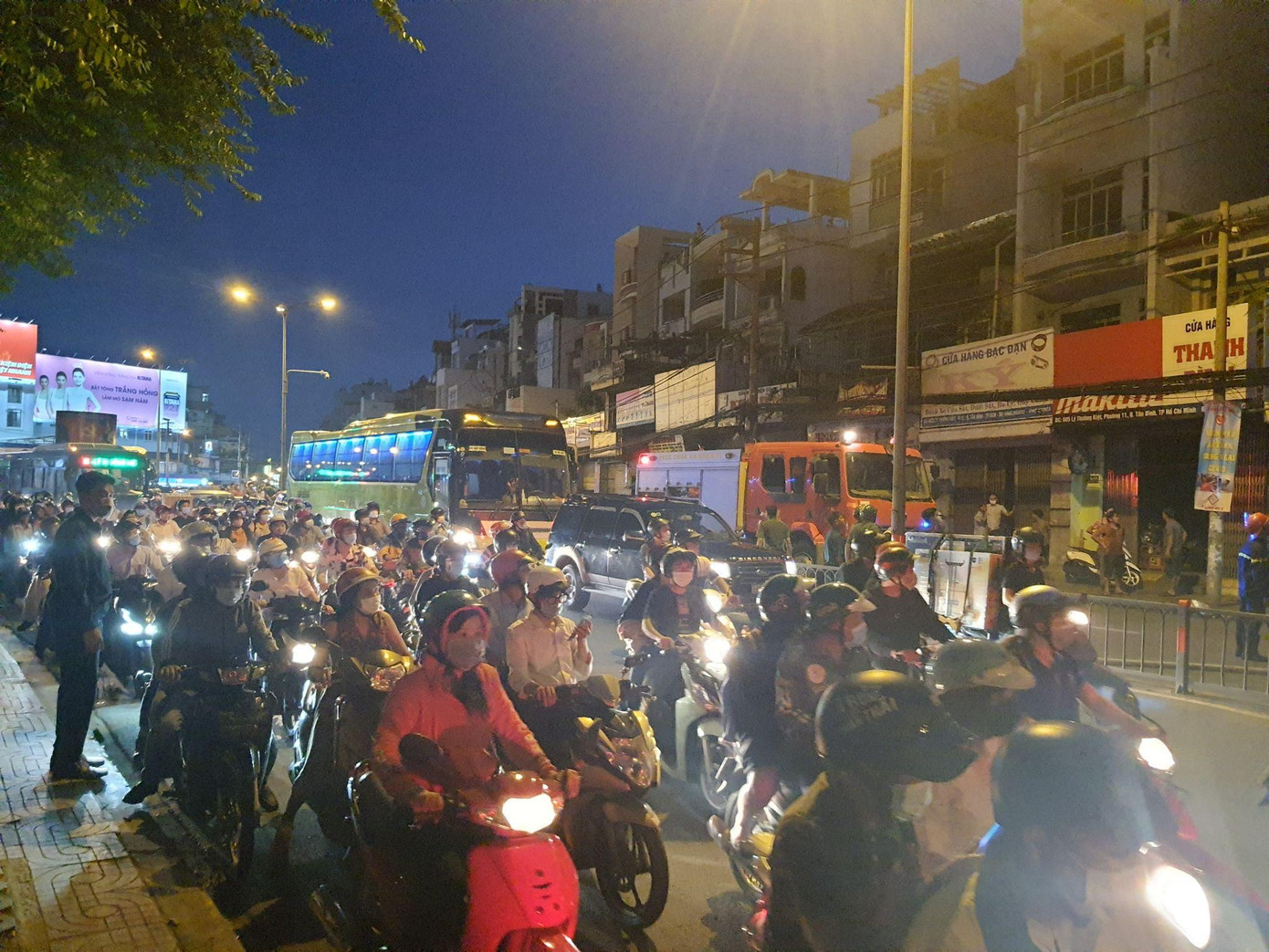 Nhiều tuyến đường bị ách tắc.