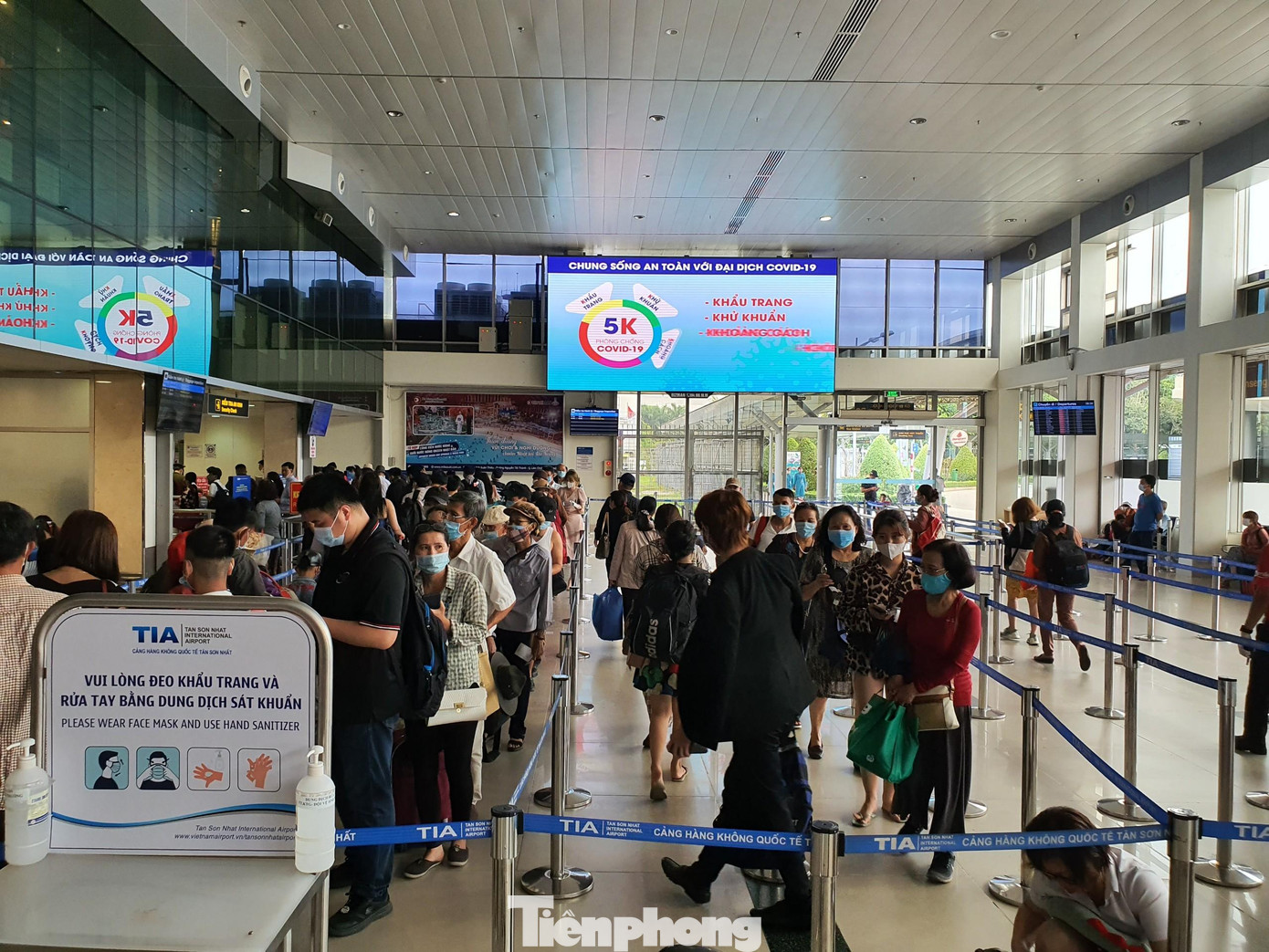 Khu vực soi chiếu an ninh của các hãng chật kín người. Hành khách xếp hàng dài chờ mất nhiều thời gian mới qua được cửa soi chiếu an ninh.