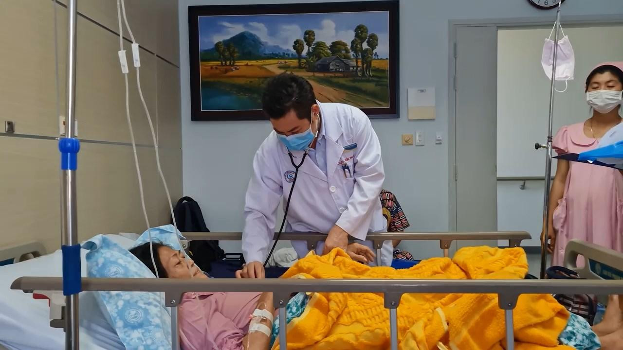 Bác sĩ Bệnh viện Chợ Rẫy Phnom Penh khám cho bệnh nhân Campuchia.