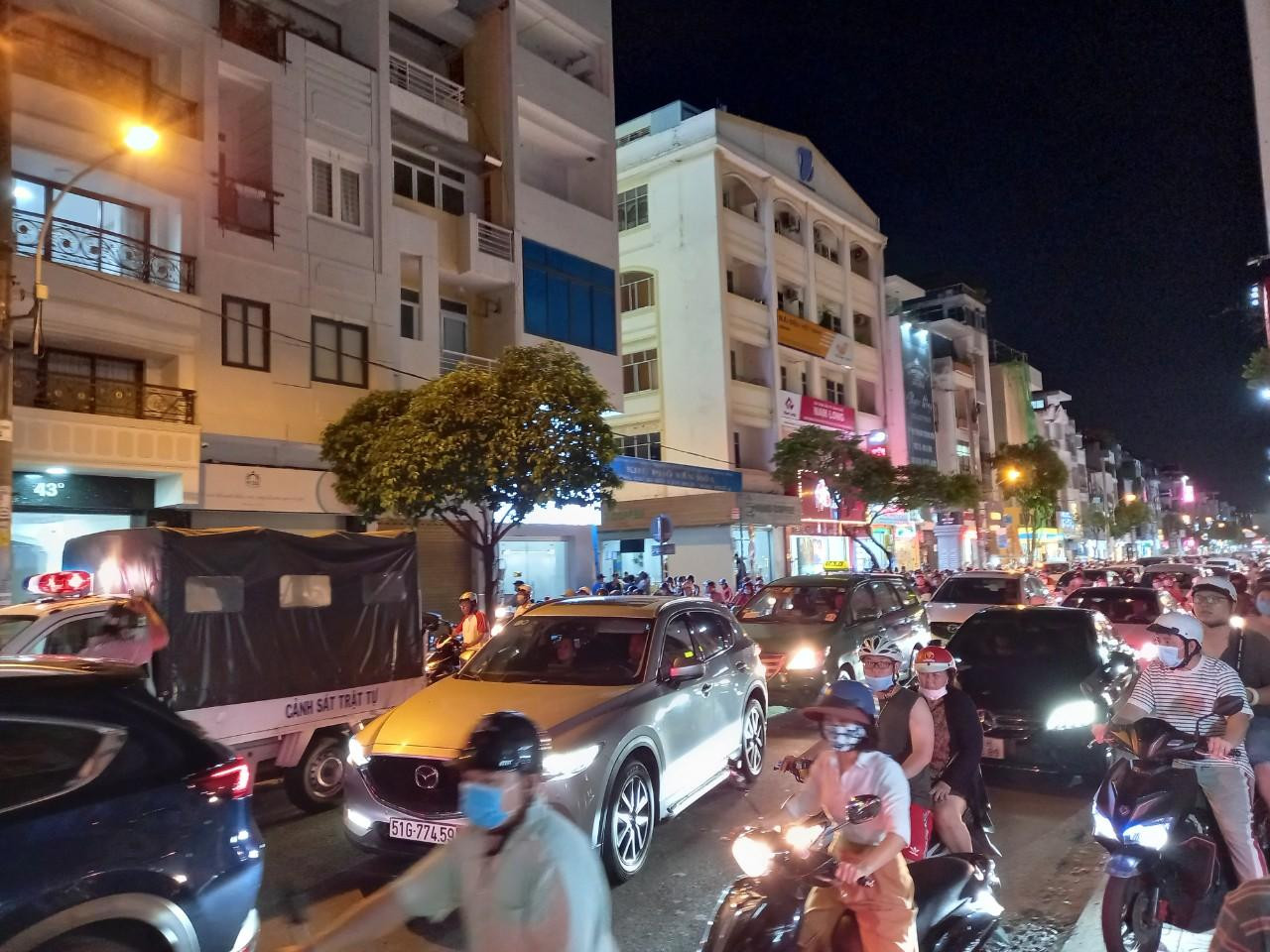 Tai nạn khiến giao thông qua khu vực ùn tắc cục bộ. Tai nạn khiến giao thông qua khu vực ùn tắc cục bộ.