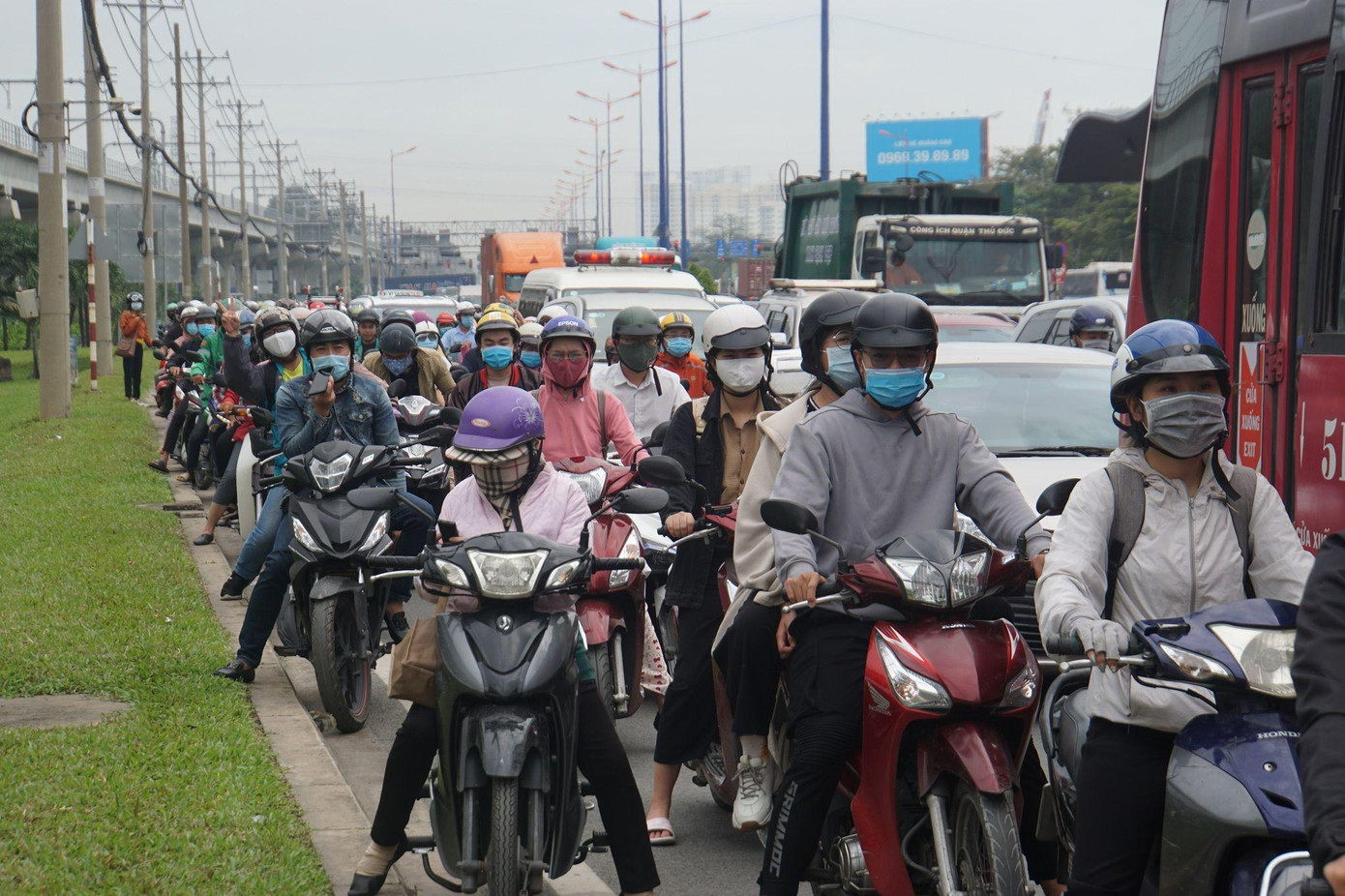 Vụ việc khiến giao thông ùn tắc kéo dài.