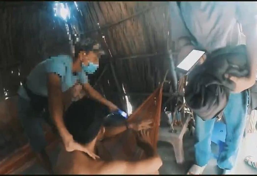 Công an và hiệp sĩ bắt giữ Tuấn khi người này đang giao dịch với nạn nhân.