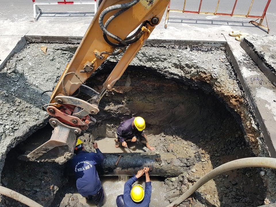 Đường ống nước bị vỡ cuốn trôi đất đá tạo thành hố sâu lớn.