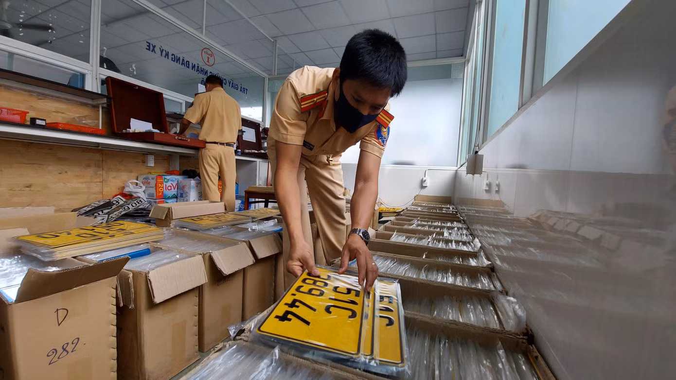 Đến nay, TPHCM vẫn còn hơn 84.000 ô tô kinh doanh vận tải chưa đổi sang biển số vàng.