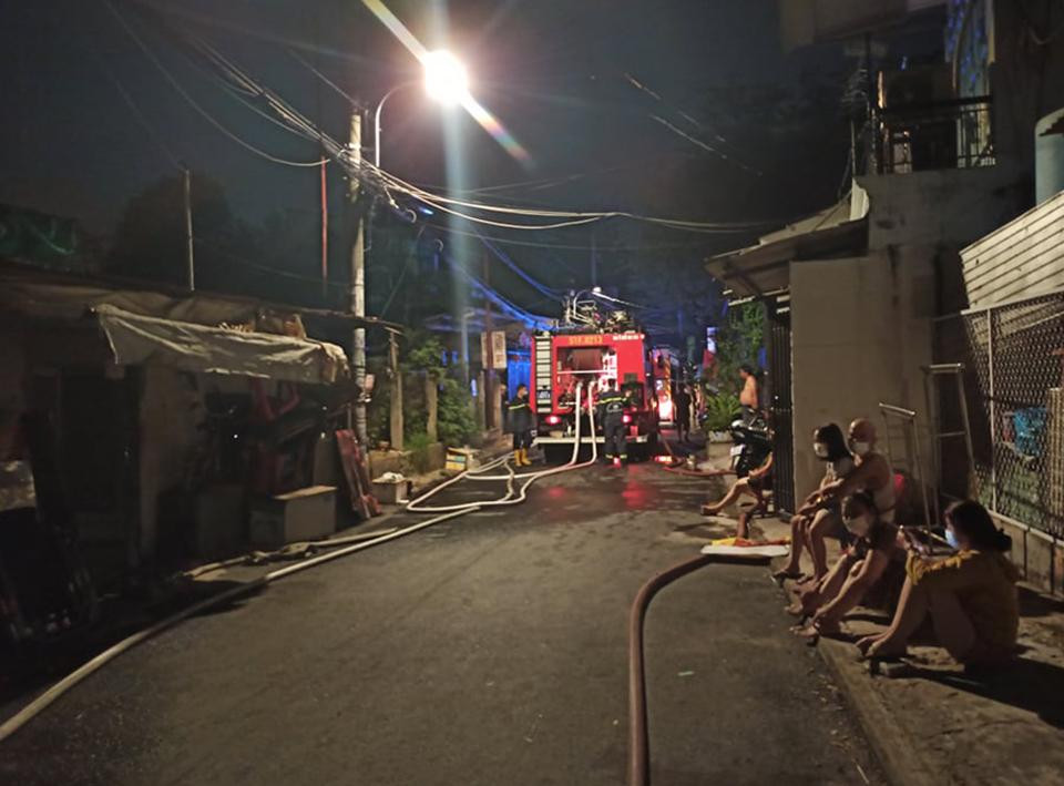 Vụ cháy khiến cả khu dân cư náo loạn giữa đêm. Vụ cháy khiến cả khu dân cư náo loạn giữa đêm.