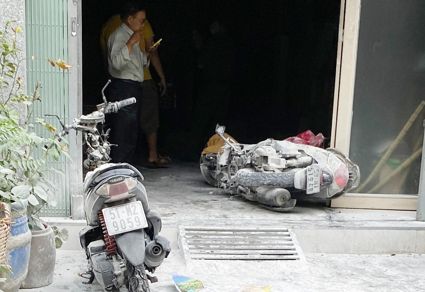 Hai xe máy cùng nhiều tài sản trong nhà bị hư hỏng.