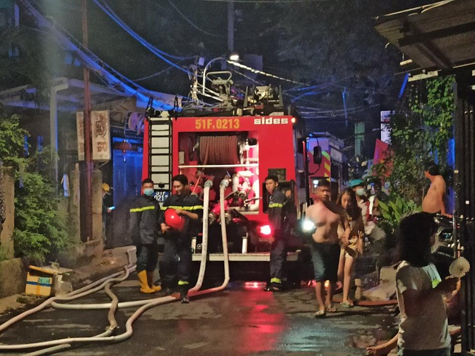 Lực lượng chức năng triển khai dập lửa. Lực lượng chức năng triển khai dập lửa.