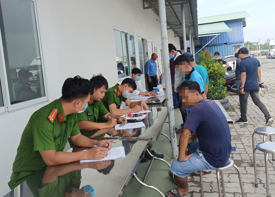 Gần 100 tài xế được kiểm tra ma túy. Gần 100 tài xế được kiểm tra ma túy.