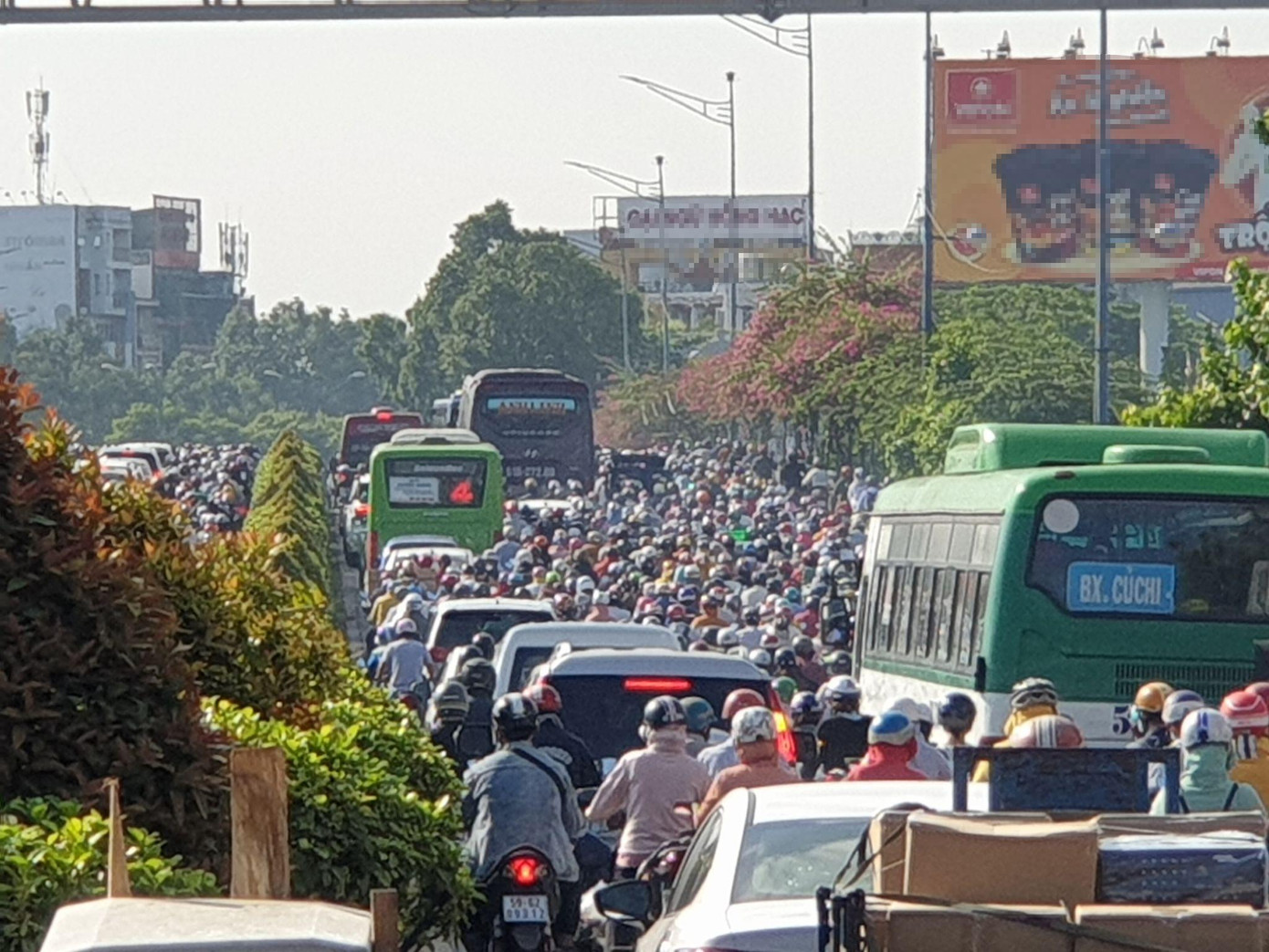 Ghi nhận trong sáng 13/4, tuyến cửa ngõ này của TPHCM không xảy ra sự cố tai nạn hay cháy nổ nhưng tình trạng ùn tắc vẫn diễn ra.