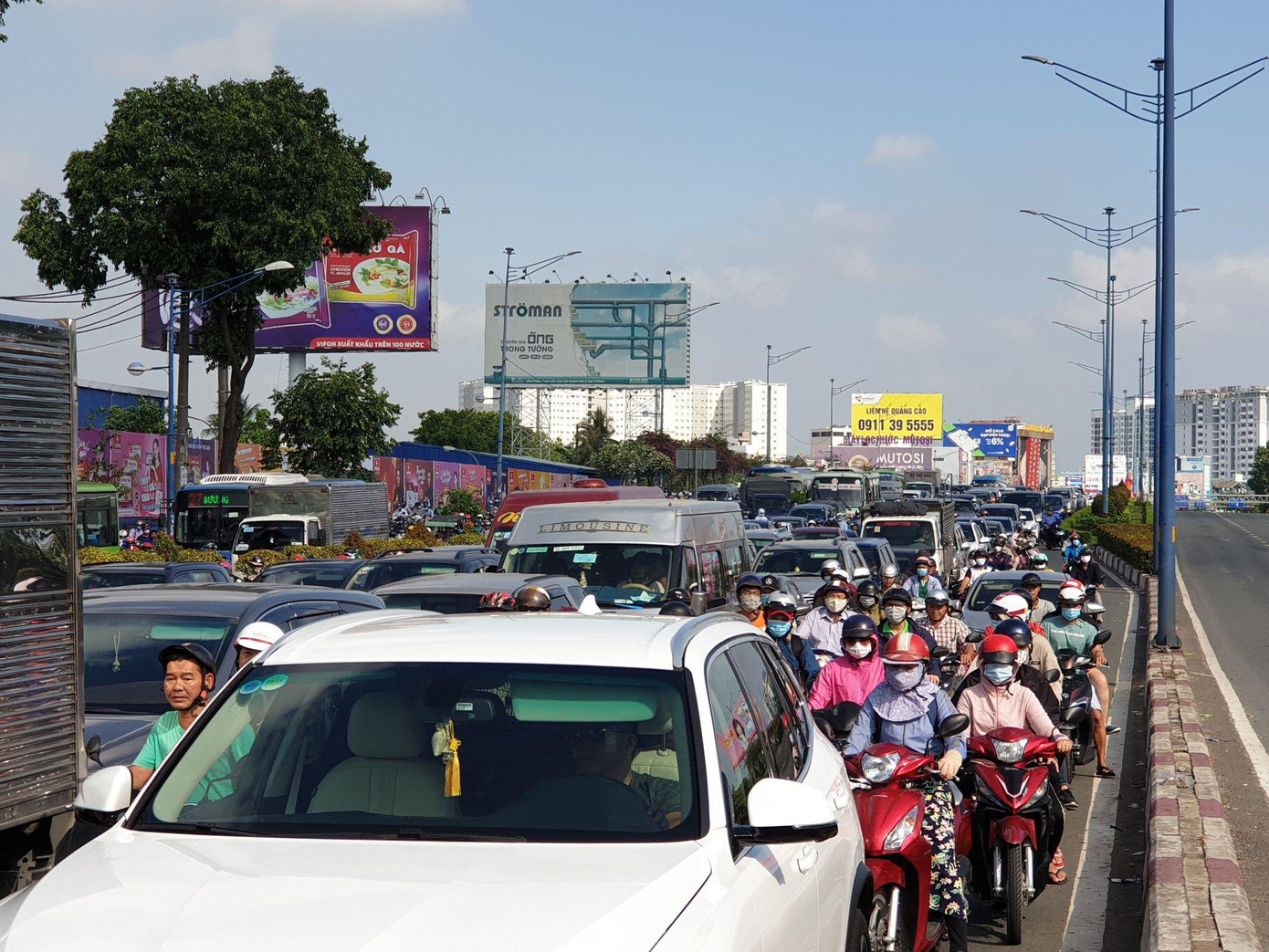 Hàng nghìn xe nối đuôi nhau xếp kín mặt đường, nhích từng chút một để qua các giao lộ.
