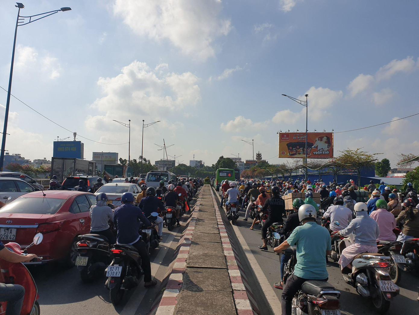 Ùn tắc kéo dài, giao thông hỗn loạn khiến nhiều người trễ giờ làm việc.