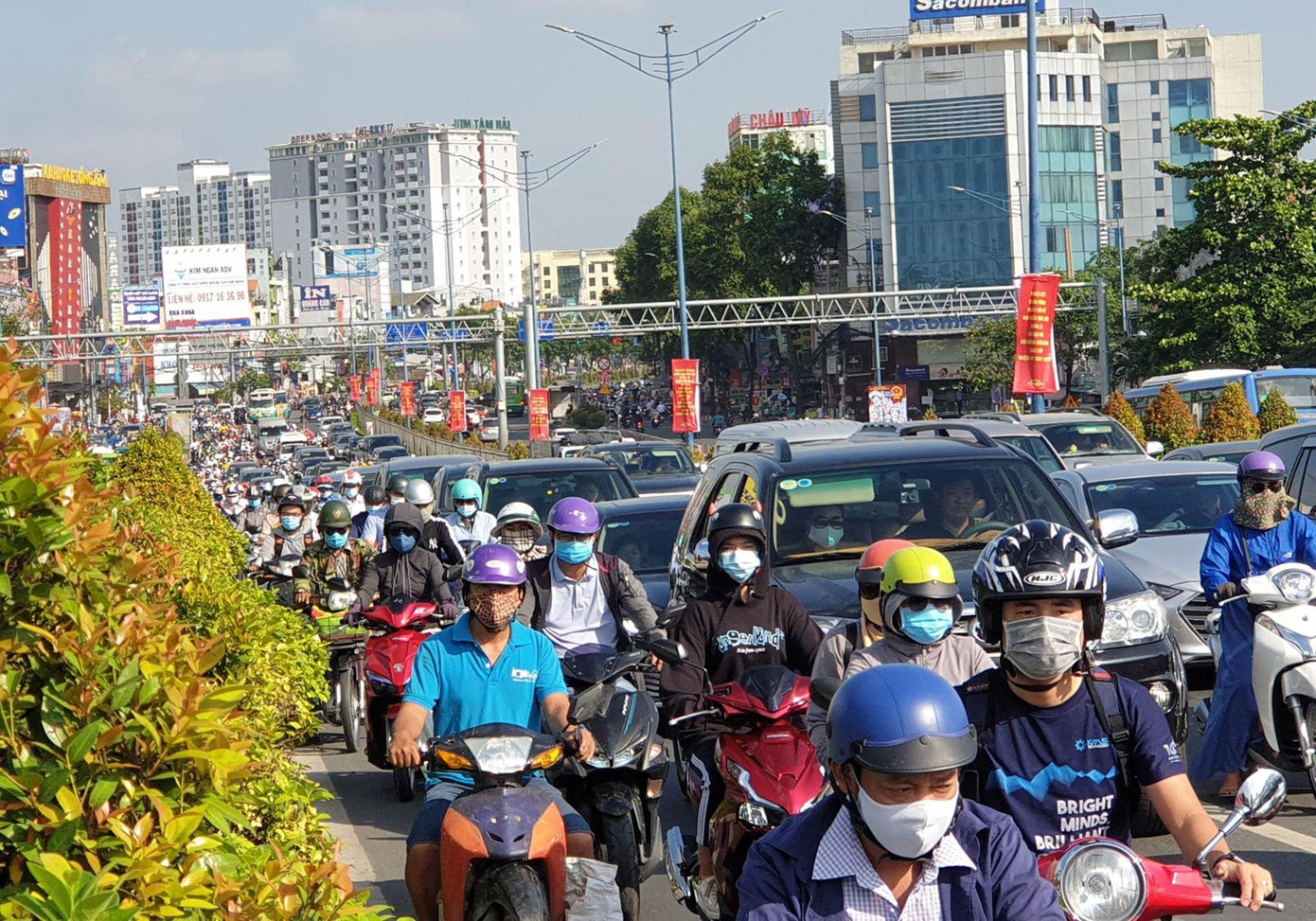 Qua khu vực Trường Chinh, đường Cộng Hòa kéo dài từ mũi tàu Trường Chinh đến vòng xoay Lăng Cha Cả (quận Tân Bình) cũng xảy ra tình trạng ùn tắc nghiêm trọng.