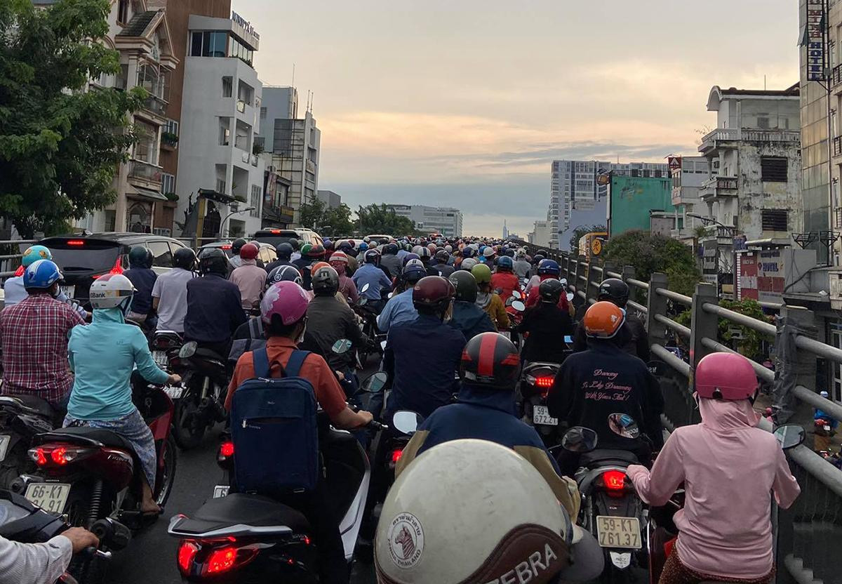 Trong đó, đường Lê Trọng Tấn, quận Tân Phú đoạn qua cầu Bưng kẹt xe nghiêm trọng khiến các phương tiện xếp hàng dài, nhíc tùng chút một để thoát kẹt. Trong đó, đường Lê Trọng Tấn, quận Tân Phú đoạn qua cầu Bưng kẹt xe nghiêm trọng khiến các phương tiện xếp hàng dài, nhíc tùng chút một để thoát kẹt.
