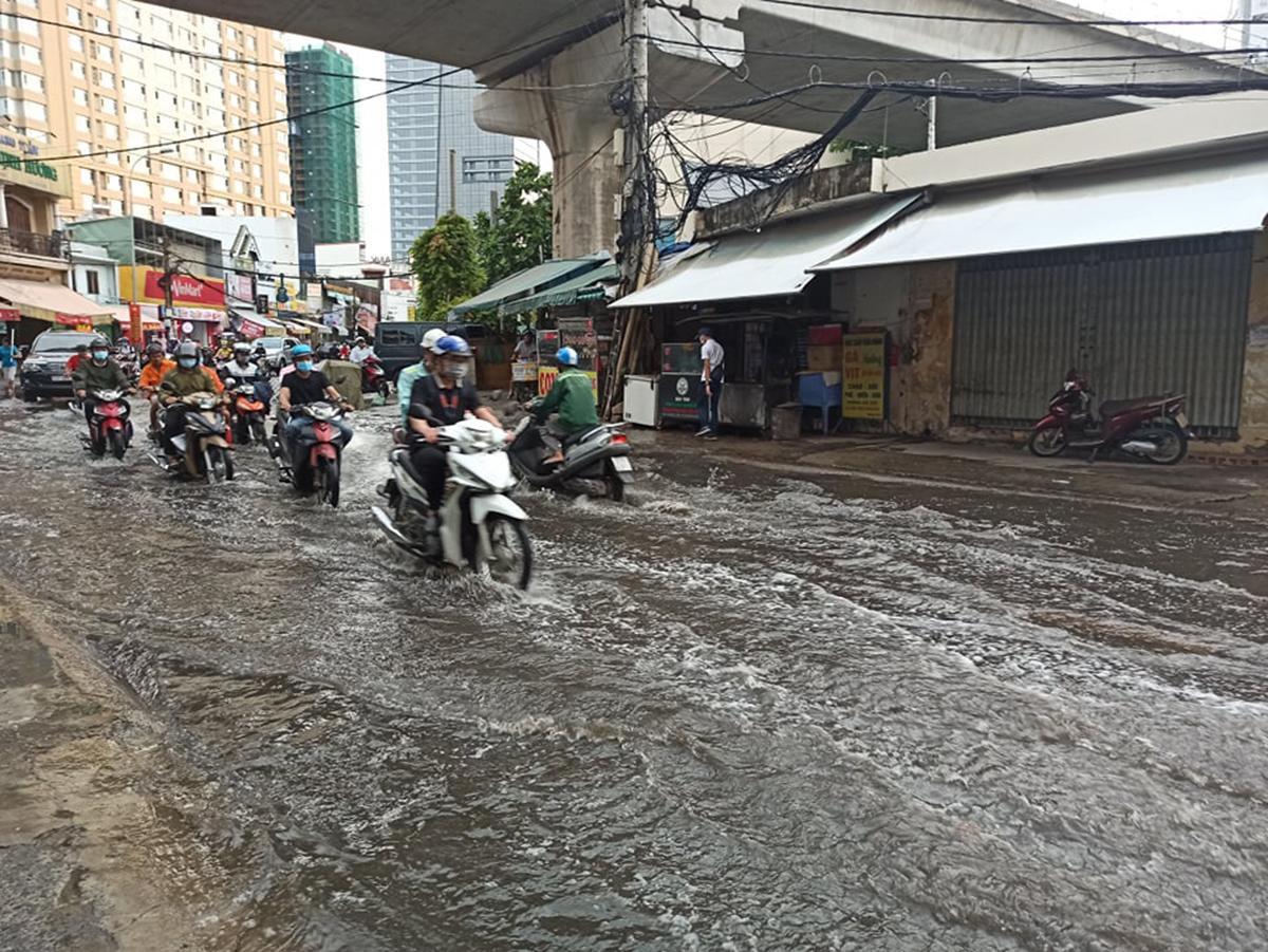 Ghi nhận vào thời điểm gần 9h sáng, đoạn đường Điện Biên Phủ qua cầu Điện Biên Phủ, con hẻm trên đường Nguyễn Hữu Cảnh, quận Bình Thạnh nước vẫn còn ngập trên mặt đường khoảng 20 - 30 cm. Ghi nhận vào thời điểm gần 9h sáng, đoạn đường Điện Biên Phủ qua cầu Điện Biên Phủ, con hẻm trên đường Nguyễn Hữu Cảnh, quận Bình Thạnh nước vẫn còn ngập trên mặt đường khoảng 20 - 30 cm.