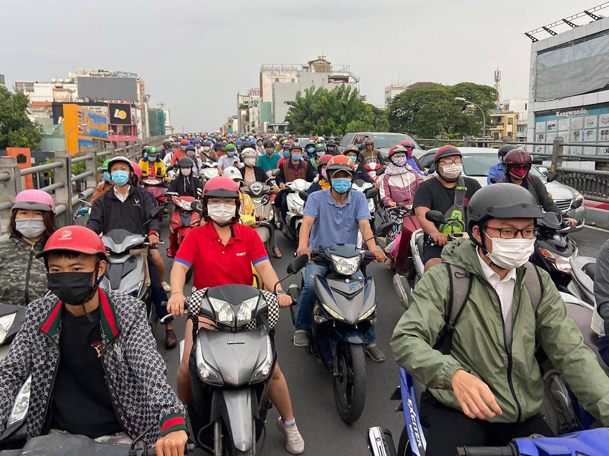 Hàng nghìn phương tiện kẹt cứng, xếp hàng dài di chuyển hết sức khó khăn. Hàng nghìn phương tiện kẹt cứng, xếp hàng dài di chuyển hết sức khó khăn.