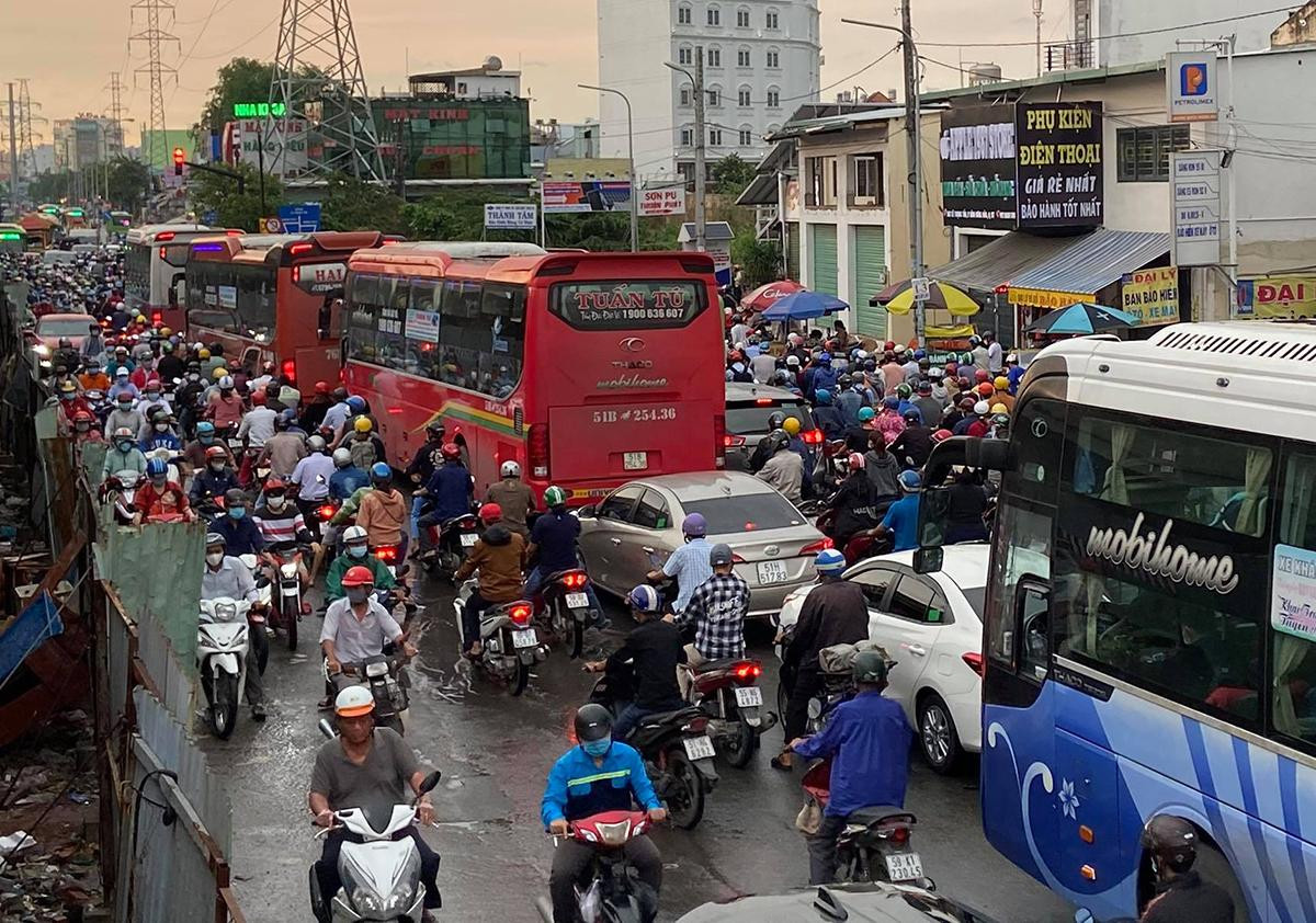 Không chỉ ngập nước, tình trạng kẹt xe cũng xảy ra trên hàng loạt tuyến đường cửa ngõ của TPHCM trong sáng nay. Không chỉ ngập nước, tình trạng kẹt xe cũng xảy ra trên hàng loạt tuyến đường cửa ngõ của TPHCM trong sáng nay.