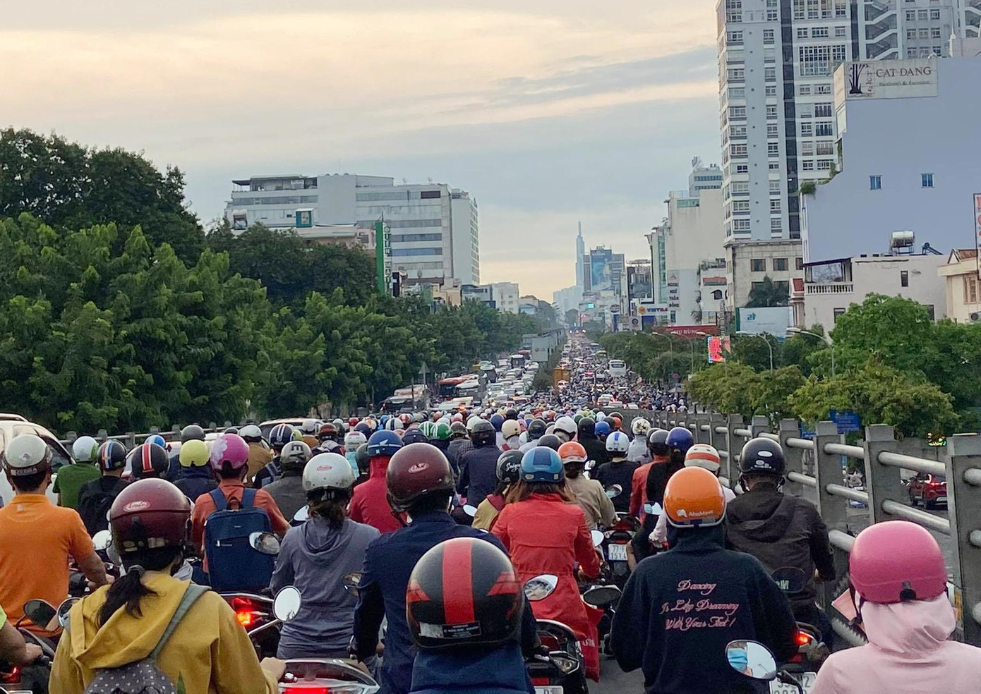 Rạng sáng 16/4, khu vực TPHCM có mưa lớn kéo dài trên diện rộng khiến nhiều tuyến đường ngập nước, kẹt xe kéo dài. Rạng sáng 16/4, khu vực TPHCM có mưa lớn kéo dài trên diện rộng khiến nhiều tuyến đường ngập nước, kẹt xe kéo dài.