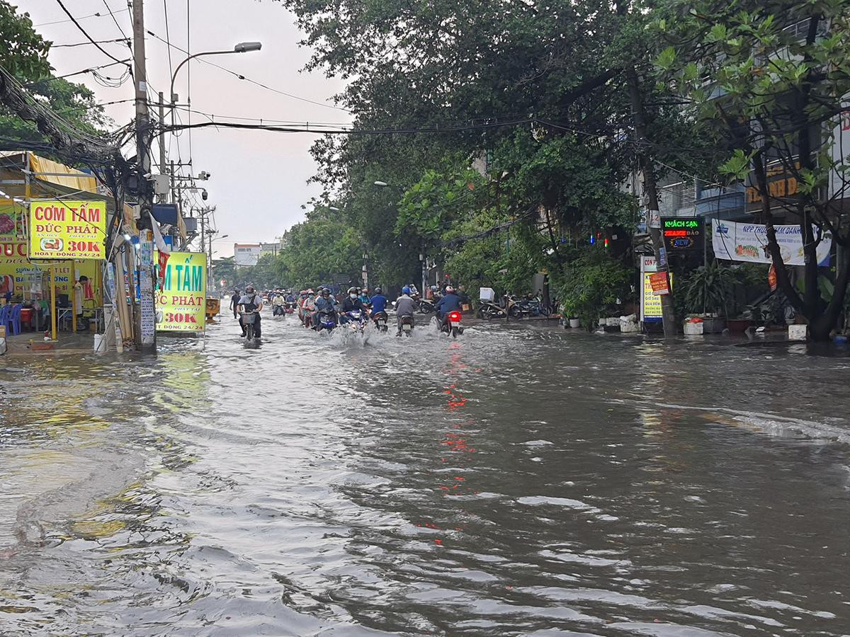 Do đường ngập sâu, nhiều người sợ xe hỏng giữa chừng nên không dám vượt qua đoạn ngập mà quay đầu xe tìm đường khác để lưu thông. Do đường ngập sâu, nhiều người sợ xe hỏng giữa chừng nên không dám vượt qua đoạn ngập mà quay đầu xe tìm đường khác để lưu thông.