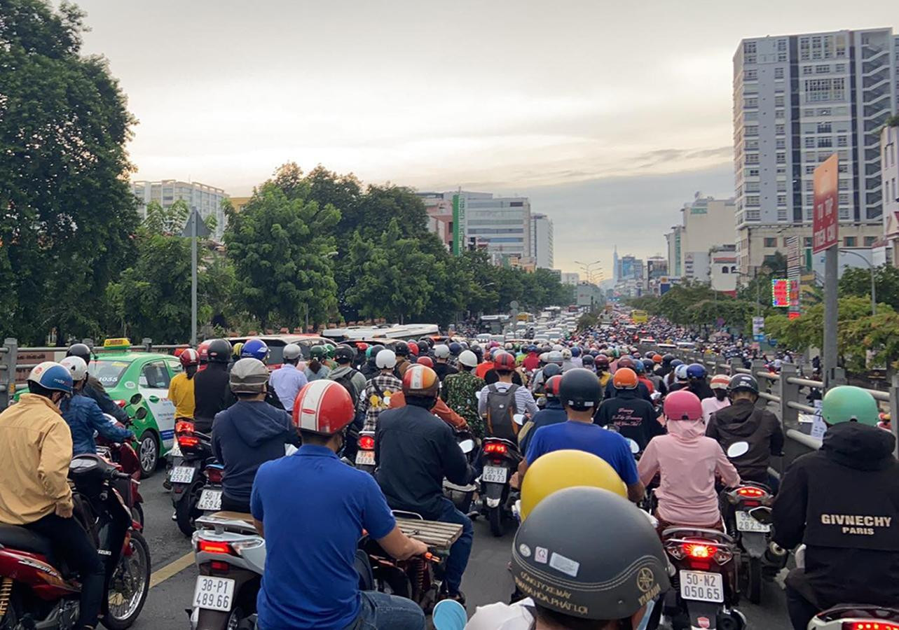 Ngoài ra, các tuyến đường như Trường Chinh, Cộng Hòa, Hoàng Văn Thụ (quận Tân Bình) cũng lâm vào tình trạng ùn ứ nghiêm trọng. Ngoài ra, các tuyến đường như Trường Chinh, Cộng Hòa, Hoàng Văn Thụ (quận Tân Bình) cũng lâm vào tình trạng ùn ứ nghiêm trọng.