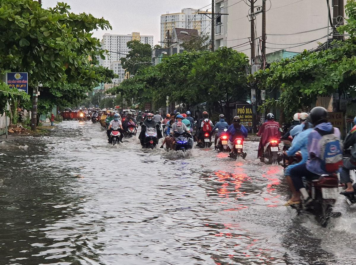 Tuyến đường Phan Anh đoạn qua giao lộ Tô Hiệu, phường Tân Thới Hoà, quận Tân Phú cũng lâm vào tình trạng ngập nặng, có nơi ngập sâu gần 50cm. Ngập nước khiến hàng chục phương tiện bị chết máy, hàng quán hai bên đường cũng phải đóng cửa không thể kinh doanh. Tuyến đường Phan Anh đoạn qua giao lộ Tô Hiệu, phường Tân Thới Hoà, quận Tân Phú cũng lâm vào tình trạng ngập nặng, có nơi ngập sâu gần 50cm. Ngập nước khiến hàng chục phương tiện bị chết máy, hàng quán hai bên đường cũng phải đóng cửa không thể kinh doanh.