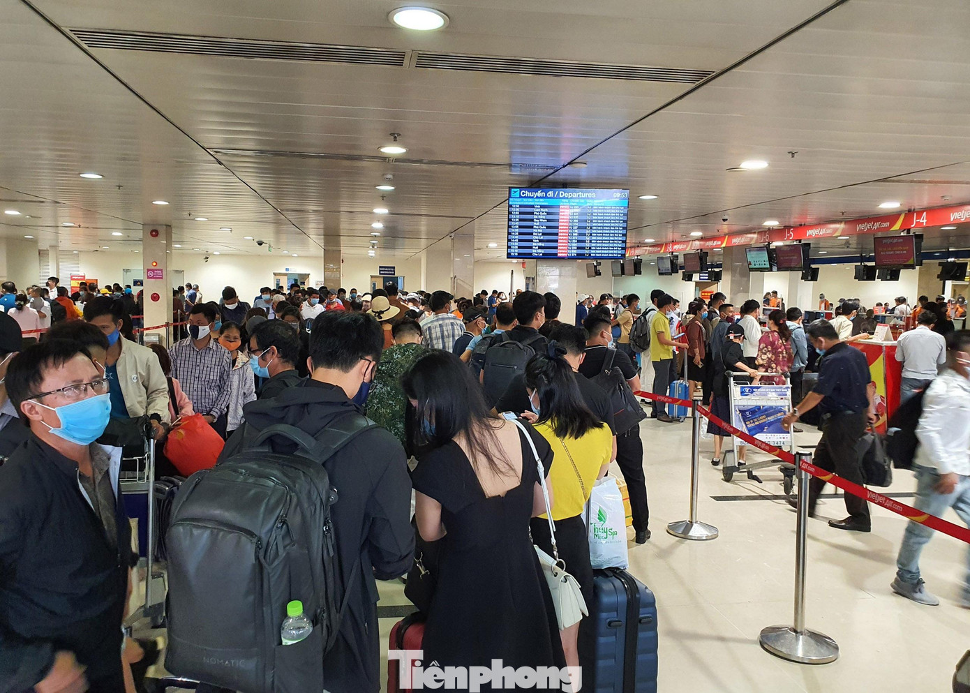 Ghi nhận tại khu vực checkin của hãng Vietjet Air, rất đông hành khách xếp hàng dài chờ làm thủ tục. Tại các ki-ot checkin tự động cũng luôn chật kín người đến làm thủ tục để lên máy bay.