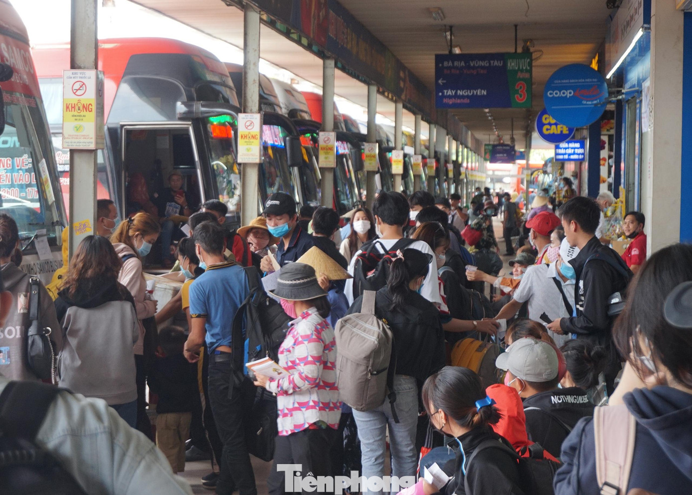 Chiều 29/4, ghi nhận của Tiền Phong tại bến xe Miền Đông (quận Bình Thạnh, TPHCM), hàng nghìn người ùn ùn kéo đến để mua vé, lên xe rời TPHCM để đi nghỉ lễ.