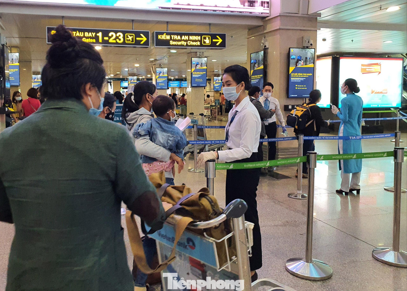 Đồng thời, các hãng hàng không cũng cử nhân viên hướng dẫn hành khách để đảm bảo không có người bị trễ giờ không được lên máy bay.