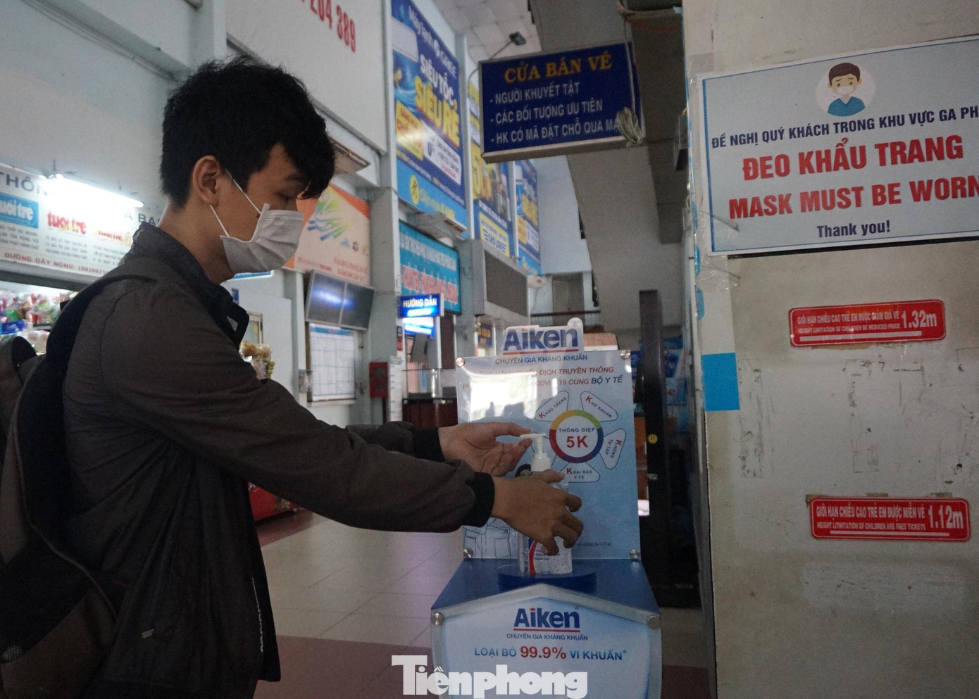 Ông Nguyễn Văn Thành - Trưởng Ga Sài Gòn cho biết, lượng khách đặt vé năm nay tăng hơn so với năm ngoái, đến thời điểm hiện tại, tất cả tàu tối 29/4 đã bán hết số vé ra. “Thực hiện theo chủ trương của Thủ tướng Chính phủ về tiếp tục triển khai các công tác phòng chống dịch COVID-19, đặc biệt trong dịp lễ, đơn vị đã tăng cường bảo vệ túc trực ở phía cổng ra vào, khu vực bán vé,… để kiểm tra, nhắc nhở hành khách đeo khẩu trang", ông Thành nói.