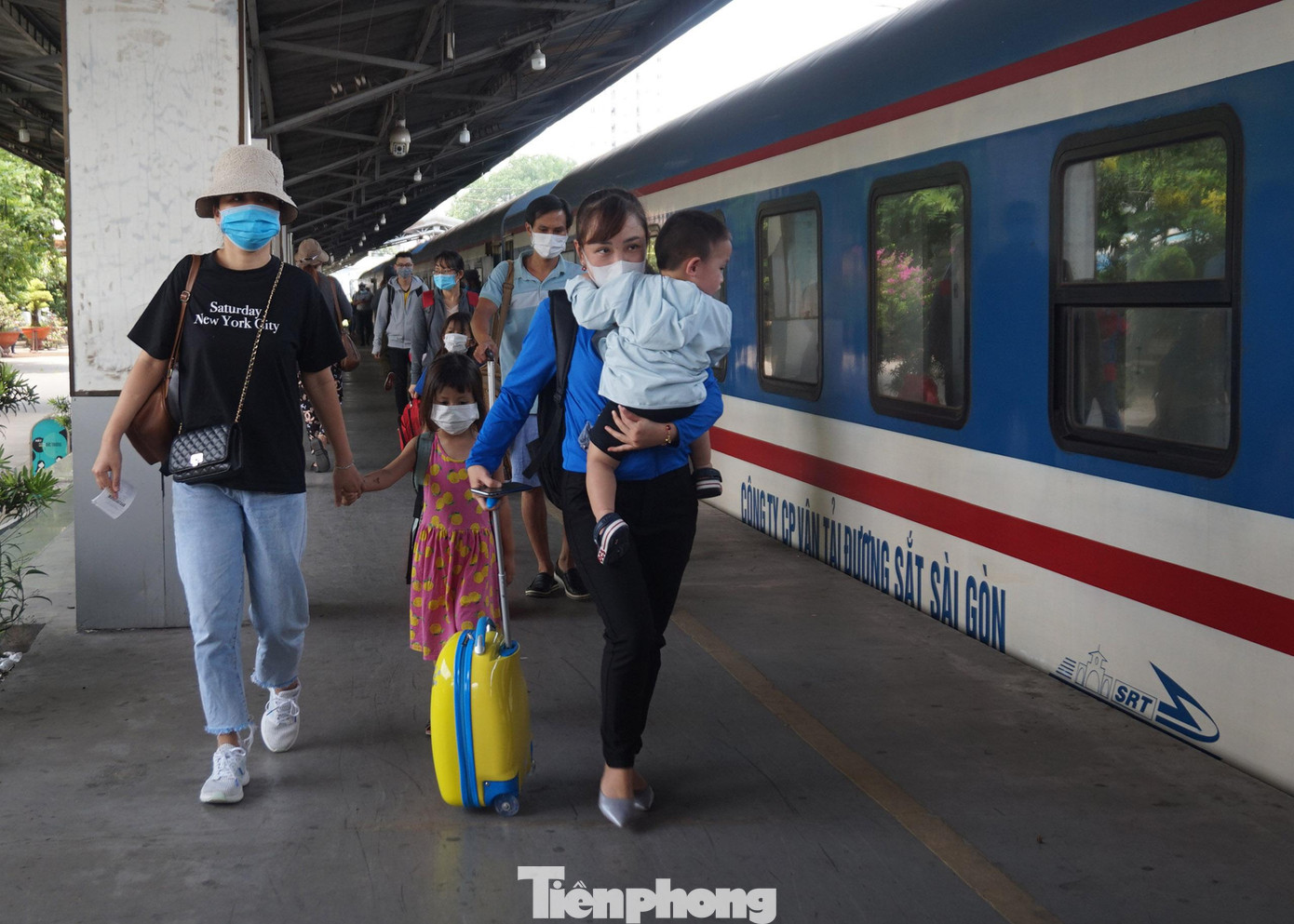 Trong khi đó, tại Ga Sài Gòn, rất đông hành khách có mặt từ sớm để lên tàu về quê. Do tình hình dịch COVID-19 diễn biến phức tạp nên hầu hết các hành khách đều chấp hành nghiêm chỉnh việc đeo khẩu trang, đo thân nhiệt tại nhà ga.