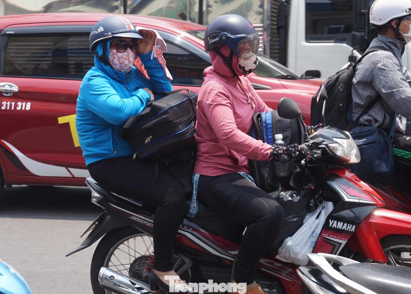 Kỳ nghỉ lễ kéo dài nên nhu cầu sử dụng các phương tiện giao thông để đi lại tăng cao, hàng nghìn xe máy nối đuôi nhau, nhích từng chút một để di chuyển.