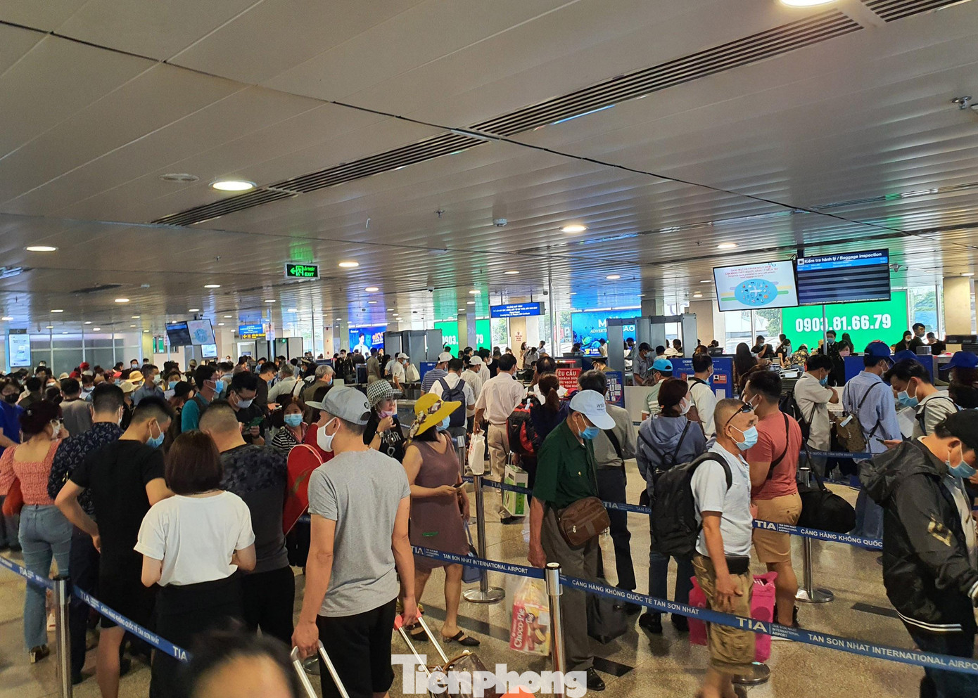 Tương tự, sân bay Tân Sơn Nhất cũng luôn trong tình trạng chật kín người đến làm thủ tục để rời TPHCM.