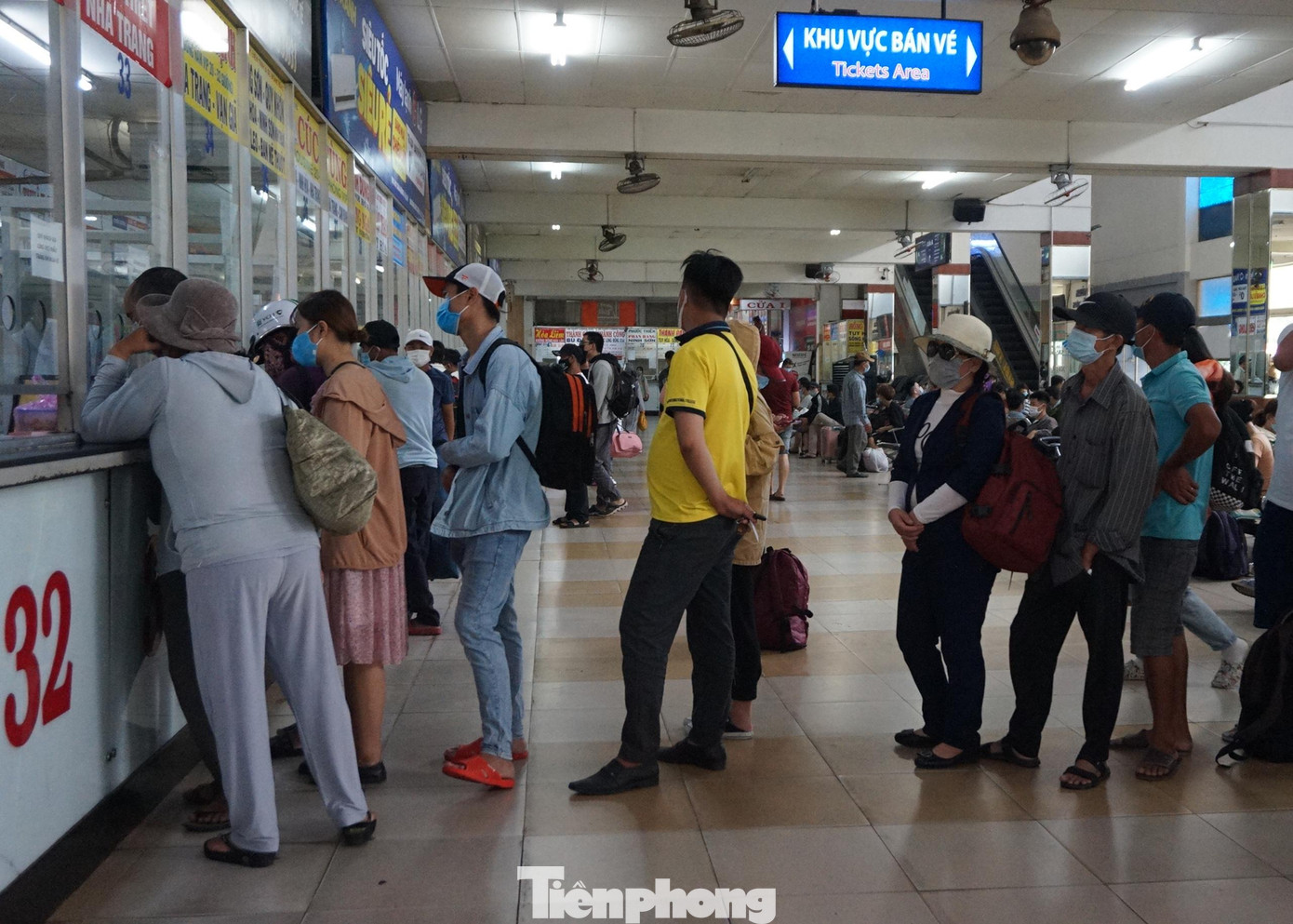 Đại diện một hãng xe chuyên chạy tuyến TPHCM đi miền Trung cho biết, để đáp ứng nhu cầu đi lại của người dân trong dịp lễ, đơn vị đã tăng nhiều chuyến so với ngày thường.