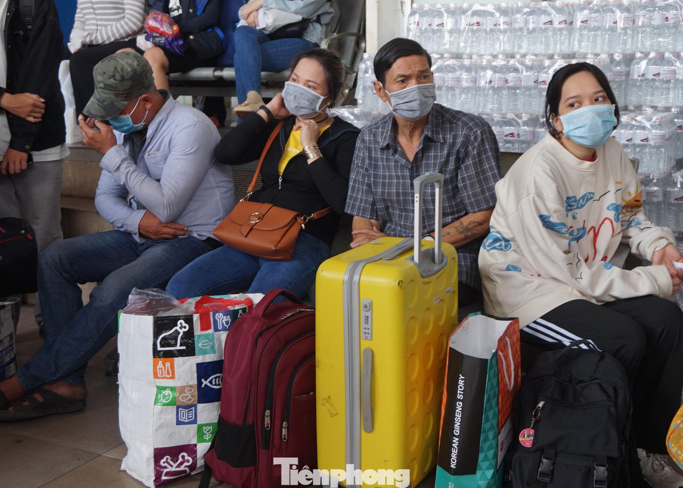 Nhiều người sợ kẹt xe đã đến bến xe sớm nên phải ngồi chờ cả tiếng đồng hồ để được lên xe về quê.