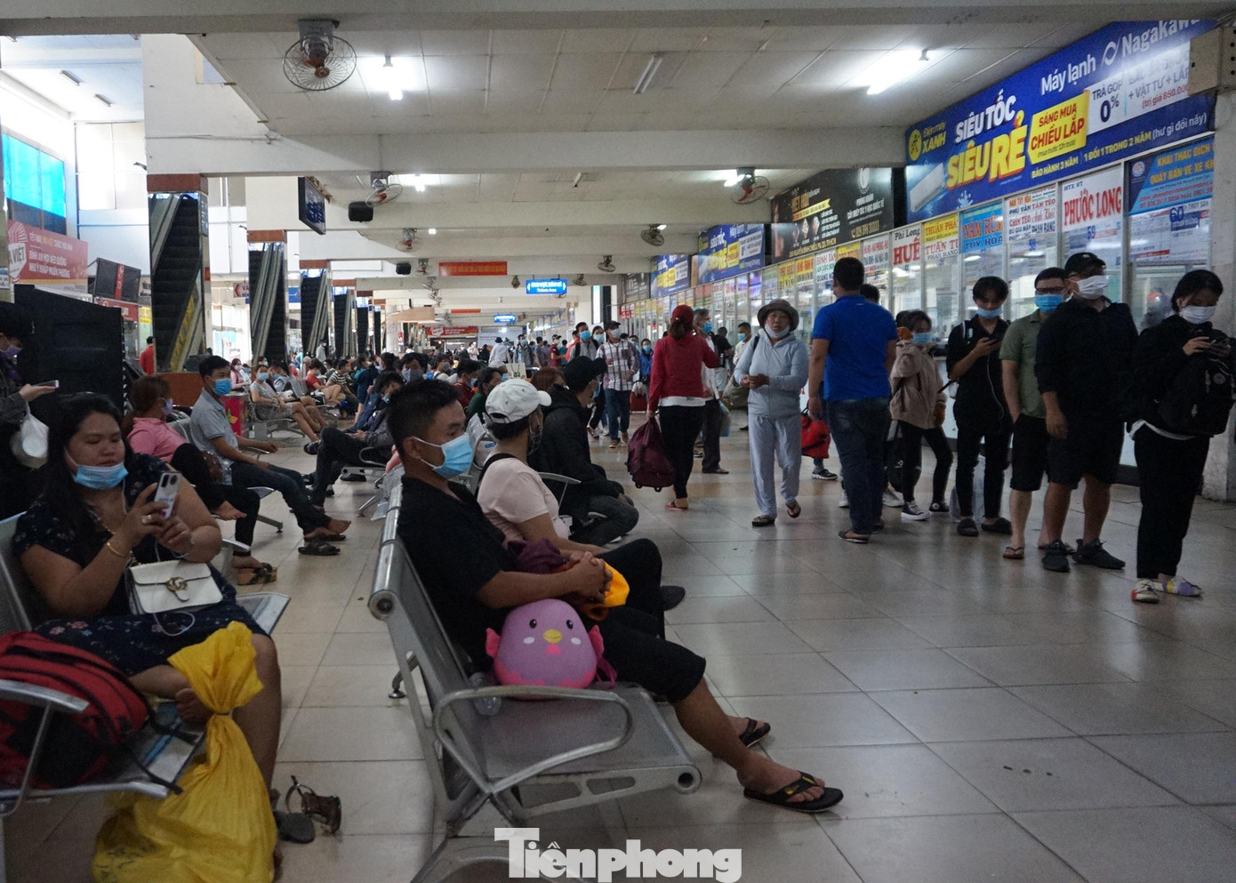 Càng về chiều, lượng khách tại Bến xe miền Đông cũ ngày một tăng. Đặc biệt, tất cả các quy định về phòng chống dịch đều được thực hiện nghiêm ngặt.