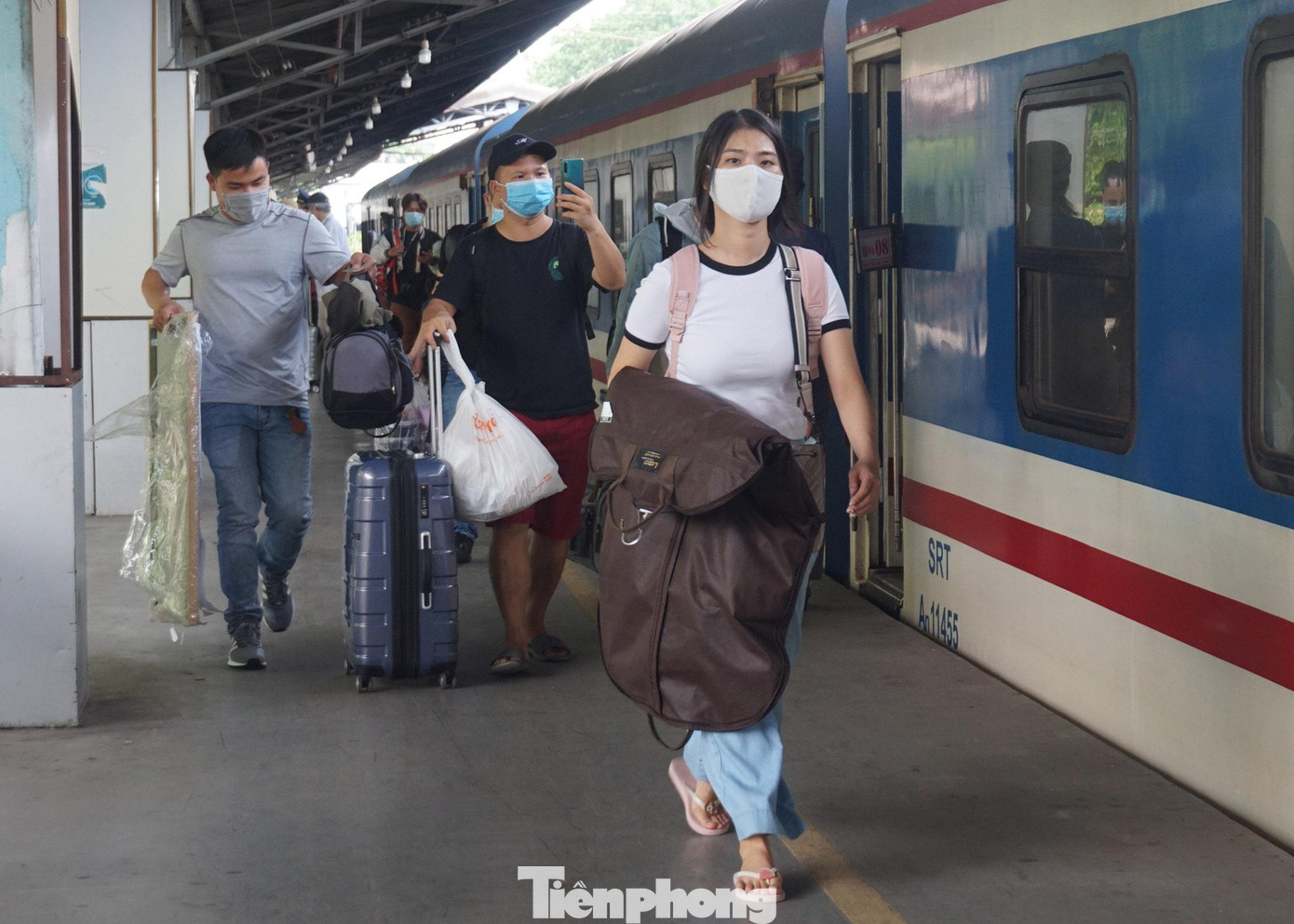 Chị Nguyễn Thị Hồng (ngụ ở quận Bình Thạnh, TPHCM) vừa đặt vé về Hải Phòng, chia sẻ: “Năm nào ngày lễ tôi cũng về quê để thăm ông bà, năm nay cũng không ngoại lệ. Vì dịch COVID-19 đang diễn biến phức tạp nên tôi lúc nào cũng đeo khẩu trang ở những nơi đông người để bảo đảm phòng dịch”.