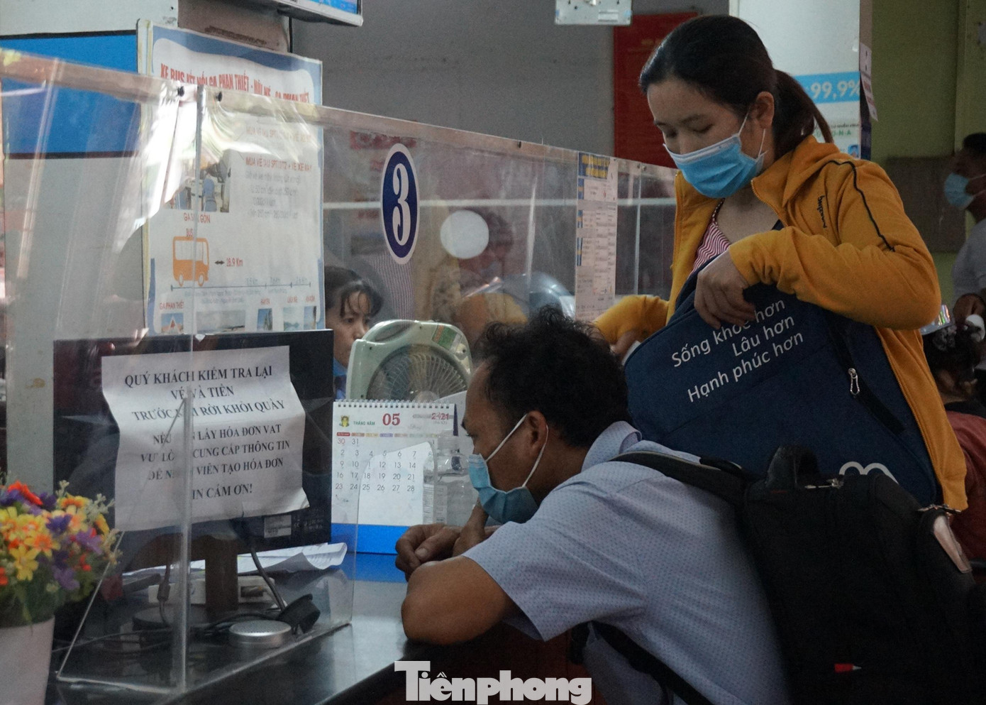 Đặc biệt là các chuyến từ Sài Gòn đi Vũng Tàu, Nha Trang, Phan Thiết,…vào mùa hè thời tiết nóng nên hành khách chọn thường chọn địa điểm này để du lịch ngắn ngày. Hãng xe cũng trang bị nước rửa tay, nhắc nhở hành khách đeo khẩu trang để phòng dịch”.