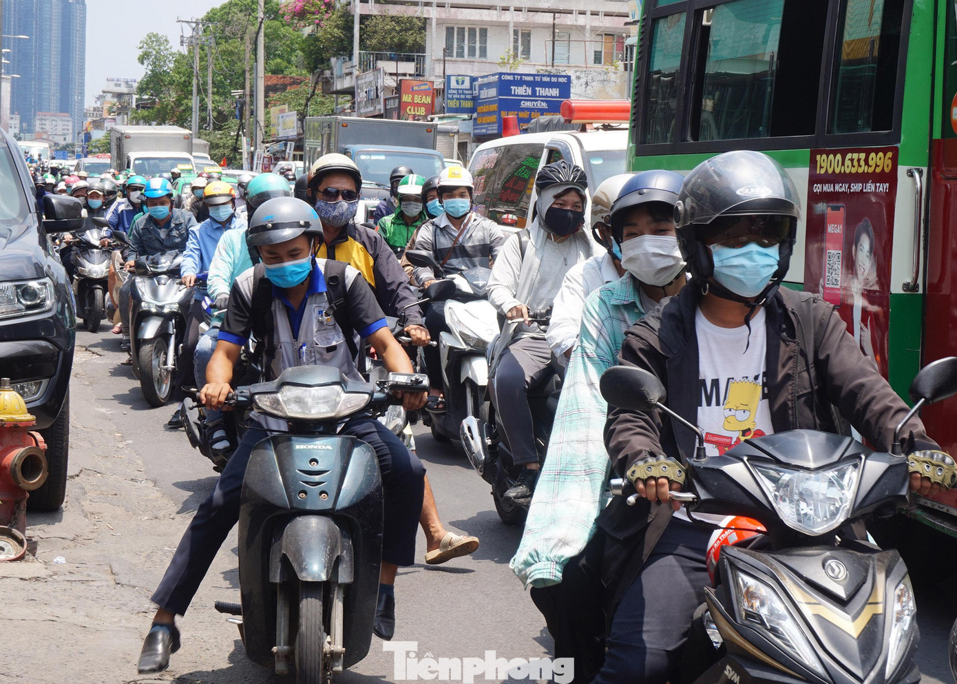 Lượng phương tiện ra vào bến xe Miền Đông tăng cao đột biến khiến các tuyến đường như Đinh Bộ Lĩnh, Xô Viết Nghệ Tĩnh bị ùn ứ kéo dài.