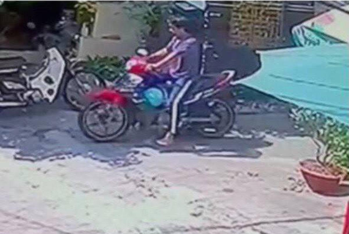 Tài rời khỏi hiện trường sau khi gây án bị camera an ninh ghi hình. Tài rời khỏi hiện trường sau khi gây án bị camera an ninh ghi hình.