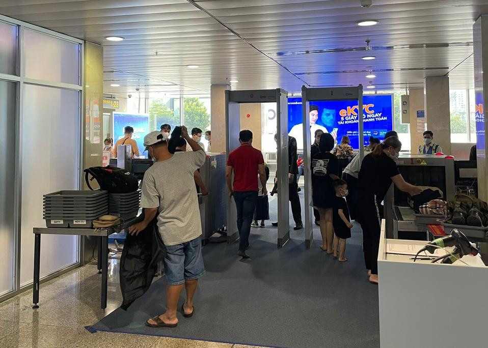 Có 5 máy soi chiếu an ninh được chuyển từ ga quốc tế sang ga quốc nội. Có 5 máy soi chiếu an ninh được chuyển từ ga quốc tế sang ga quốc nội.