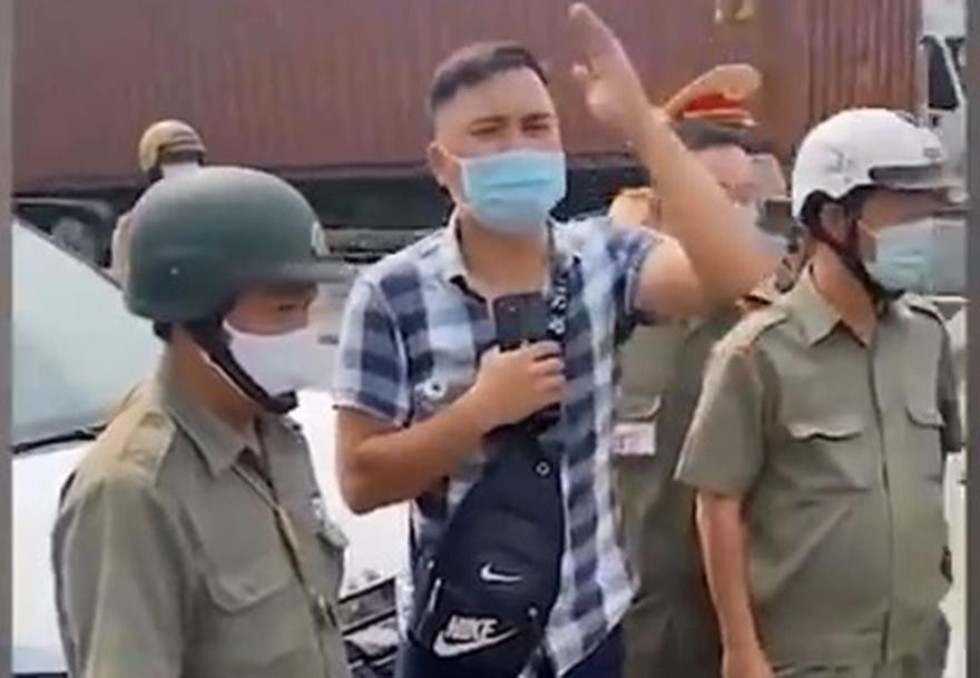 Lê Chí Thành (đứng giữa) yêu cầu CSGT "làm đúng" sau khi vi phạm luật giao thông.