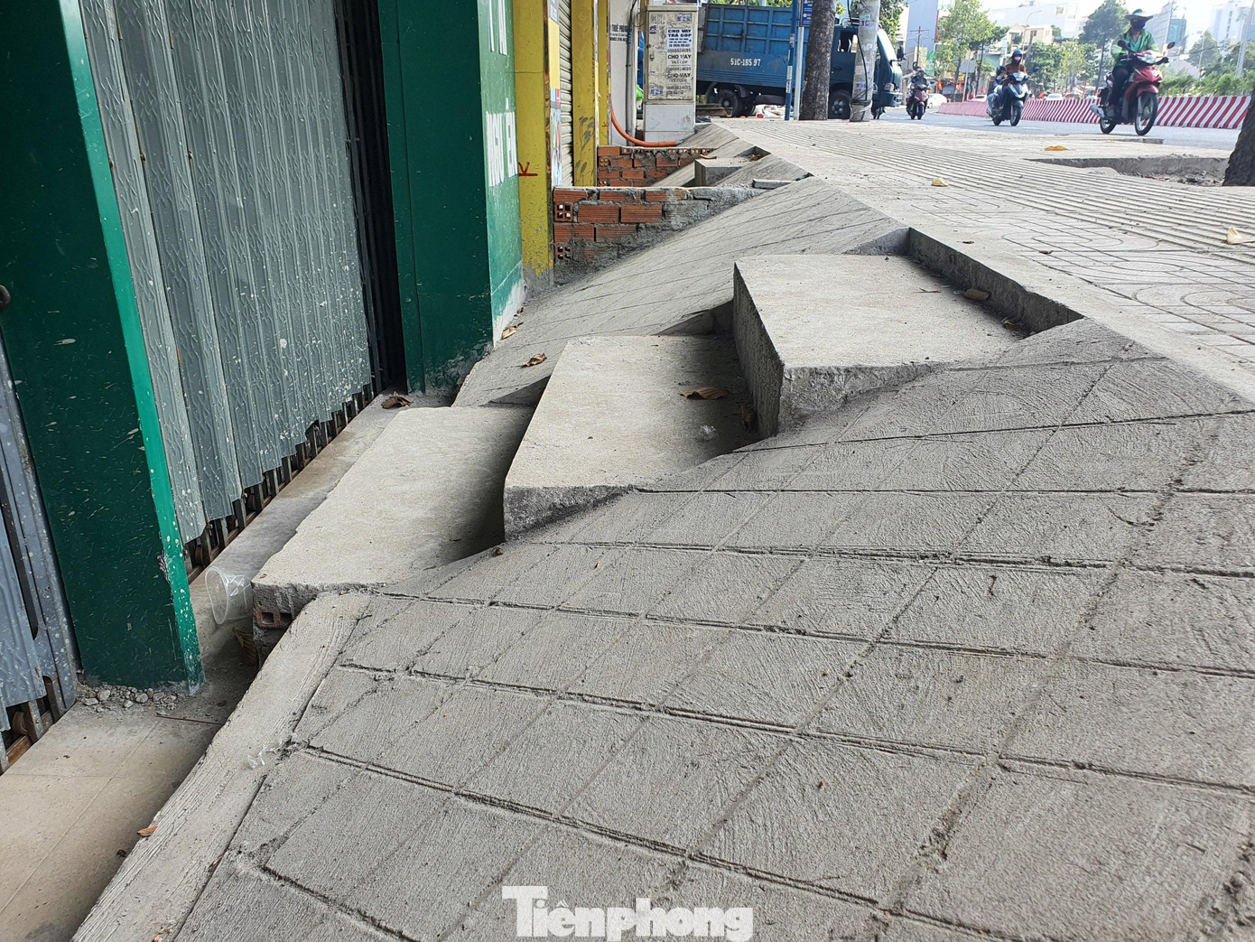 Mặt đường được nâng cao từ 0,5-1m nên nhiều nhà dân hai bên đường bị trũng thấp.