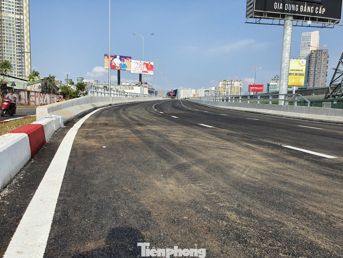 Ghi nhận của phóng viên, toàn bộ rào chắn phục vụ công trình cải tạo, nâng cấp đường Nguyễn Hữu Cảnh đã được dỡ bỏ, phần mặt đường được trải nhựa mới bằng phẳng.