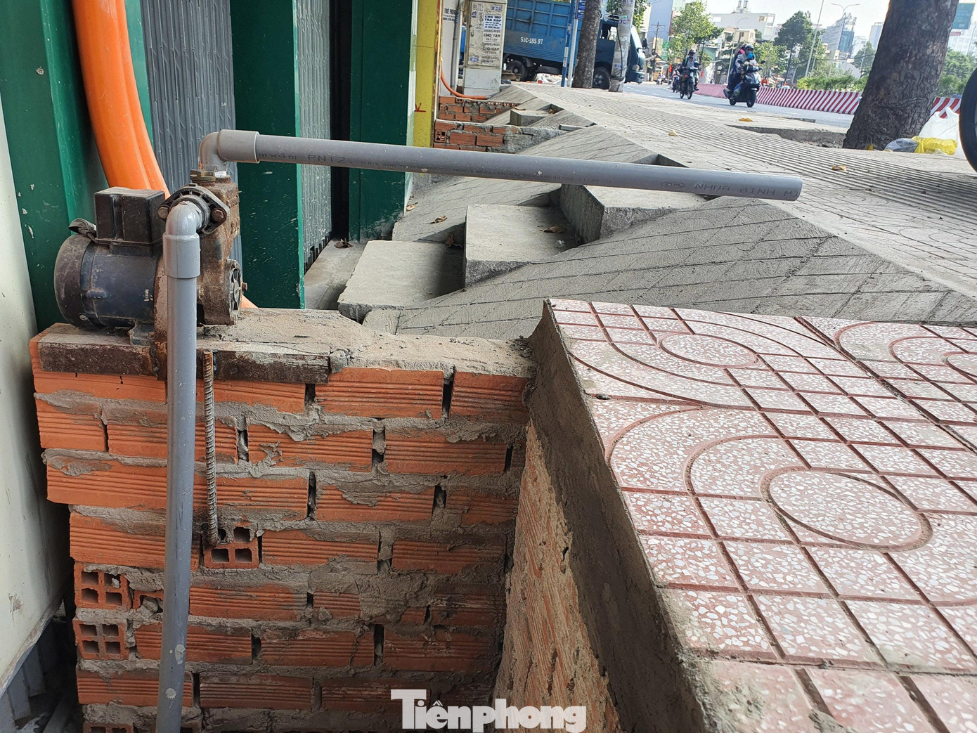 Nhiều gia đình phải xây bậc tam cấp, lắp máy bơm để đề phòng nước từ trên đường tràn vào nhà khi trời mưa.