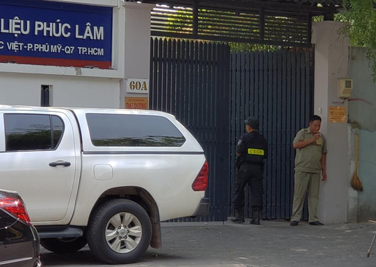 Lực lượng chức năng phong tỏa trụ sở công ty Phúc Lâm.