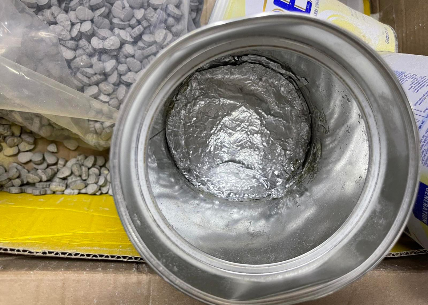 Số ma túy này được ngụy trang tinh vi trong các hộp kem dưỡng ẩm, các lon lạc rang, trà, cà phê… bằng thiếc được quấn giấy bạc bên trong, hút chân không và dập kín nắp để đối phó với máy soi và chó nghiệp vụ. Lực lượng Hải quan phải dùng đến máy cắt mới lấy ma túy ra được.