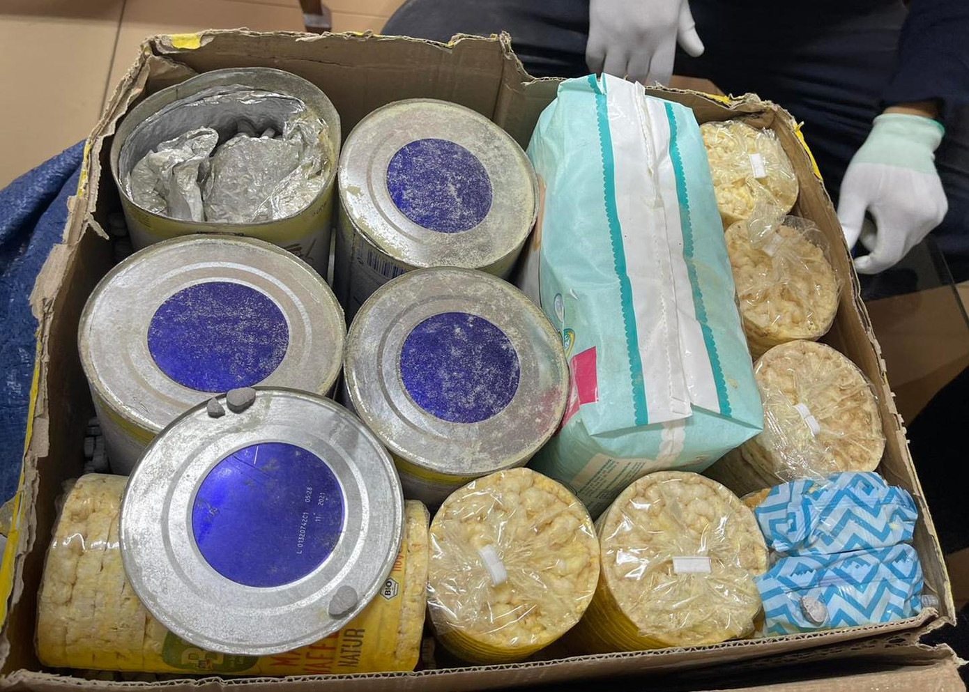 Sau quá trình theo dõi, ngày 27/4, Cục Hải quan TPHCM cho biết đã phối hợp với Cục Điều tra chống buôn lậu - Tổng cục Hải quan và Phòng PC04 - Công an TPHCM tiến hành mở kiểm tra thực tế 16 bưu kiện nghi vấn được gửi bằng đường chuyển phát nhanh từ các nước về sân bay Tân Sơn Nhất.