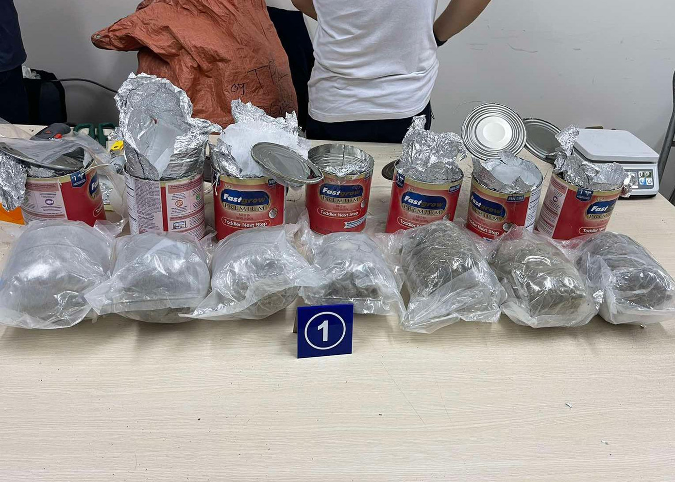 Vẫn thủ đoạn mua bán hàng qua mạng và theo dõi hàng không được thông quan theo thời gian như các lô hàng thông thường, các đối tượng đã bỏ hàng. Vụ việc đang được Cục Hải quan và Công an TPHCM tiếp tục phối hợp điều tra.